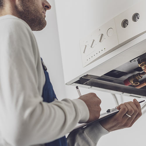 Handwerker notiert Informationen