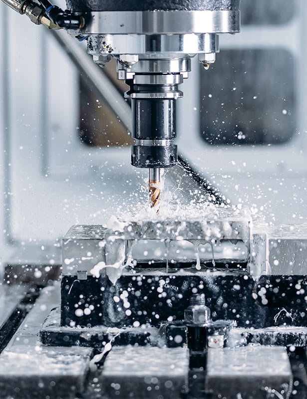 Fräsmaschine mit Kühlmittel an Metallarbeit.